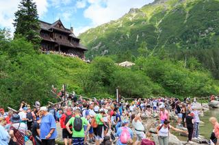 Piękne Tatry są niszczone przez wandali. Bazgrzą sprejem po skałach