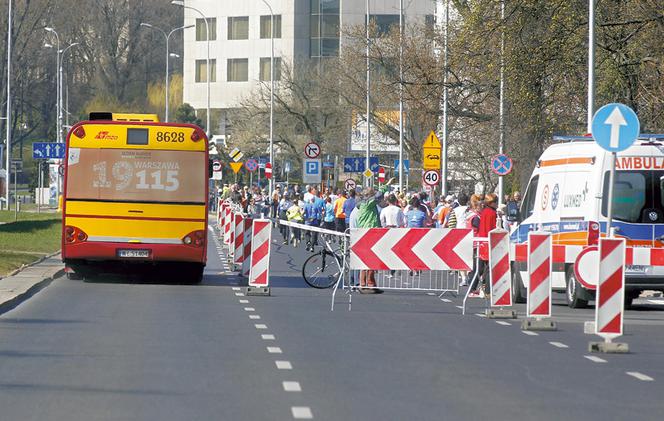 Sportowcy pobiegli pasażerowie utknęli