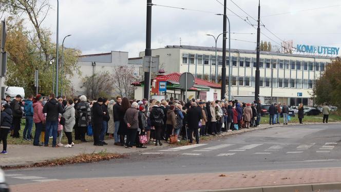 Oprócz znicza można było kupić kebaba. Tłumy przy cmentarzy na lubelskim Majdanku. Zobaczcie!