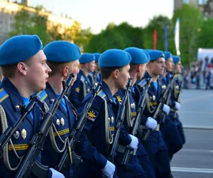 10 tys. żołnierzy, 125 pojazdów wojskowych i dwóch… prezydentów w Paradzie Zwycięstwa