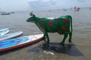 Nietypowa atrakcja nad morzem. Ta figura stoi w wodzie! Turyści ją pokochali