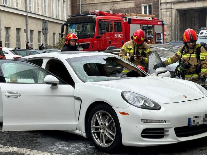 Porsche Panamera w ogniu! Pożar luksusowego auta w centrum Warszawy