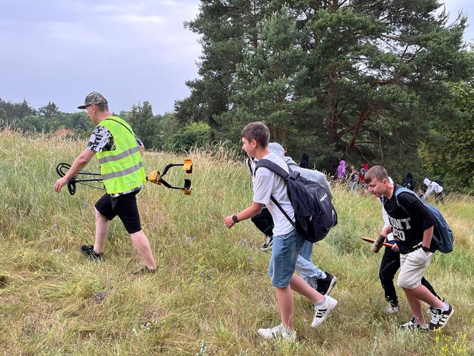 Akcja na polu, gdzie znaleziono Wampirkę z Pnia. Młodzi chodzili z detektorami, niedługo wracają tam archeolodzy