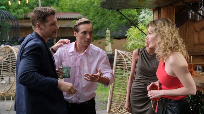 M jak miłość odc. 1887. Olek (Maurycy Popiel), Marcin (Mikołaj Roznerski), Klaudia (Magdalena Dwurzyńska)