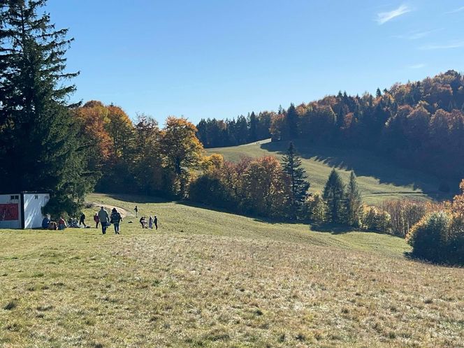 Małopolskie pasmo górskie zachwyca jesiennym pięknem. Ukryta perełka z widokiem na tatry 