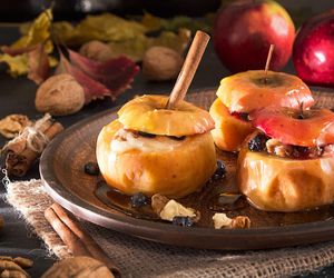 Jabłka pieczone w piekarniku. Z cynamonem i miodem - przepis na najprostszy deser 