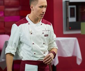  Hubert Jabłoński z czarną bluzą Hell's Kitchen. Kim jest łodzianin?