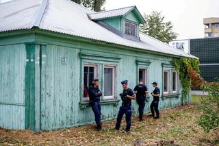 Chaos na Osiedlu Przyjaźń. Policja zatrzymała mieszkańca domku. „Wyciągnęli go siłą”