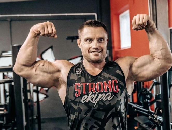 Krzysztof Radzikowski dokonał niemożliwego. Jak on się tam zmieścił?! Uśmiech nie schodził mu z ust