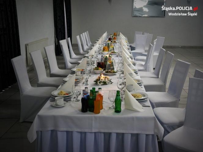 Śląskie: Zorganizowali przyjęcie w restauracji na 20 osób. Przyszła policja i wygoniła gości
