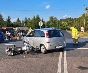 Wypadek motocyklisty w Kózkach. Mieszkaniec powiatu siedleckiego trafił do szpitala