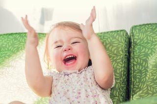 Dziecko macha rękami – czy powinnaś się martwić? 