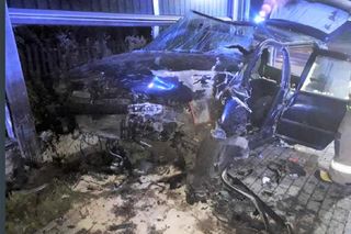 Kompletnie pijany 19-latek roztrzaskał volkswagena. Został poważnie ranny