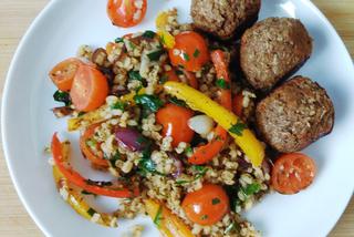 Klopsy roślinne z kaszą bulgur i warzywami [TEST]