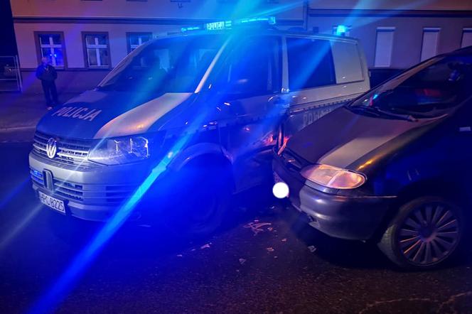 Zderzenie osobówki z radiowozem w Bydgoszczy! Dwie policjantki trafiły do szpitala