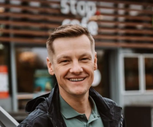 Marcin Mroczek urządził dom dość zwyczajnie. Ale przyszalał z tapetą w sypialni