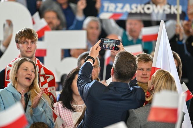Trzaskowski cały w emocjach! Co za przemówienie! Tłum oszalał
