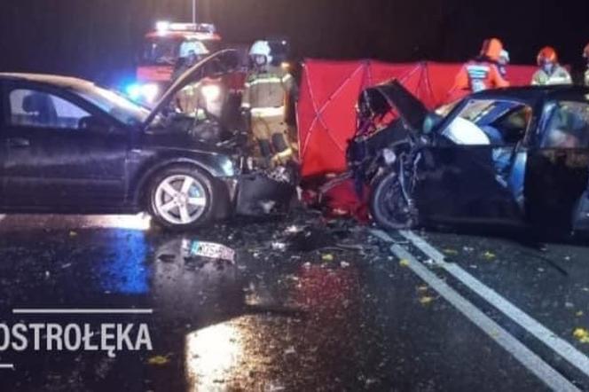 Tragedia pod Ostrołęką. Samochody roztrzaskały się na drodze. Nie żyje kierowca, kobieta w szpitalu