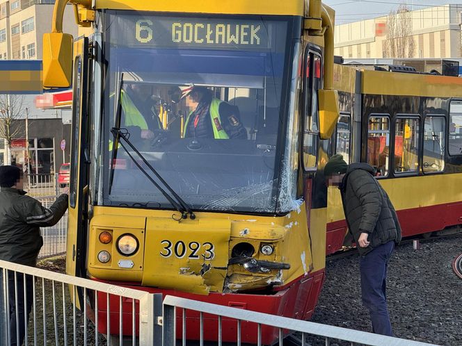 Zderzenie tramwaju z samochodem w Warszawie. Duże utrudnienia 