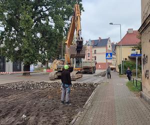 Zrywają kostkę na ulicy Dąbrowskiego w Lesznie. Wyleją tam asfalt.