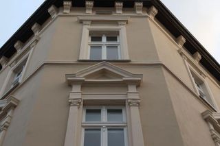 Podczas remontu odkryto niedwuznaczny napis sprzed 100 lat. Mówi wprost o tym, działo się w kamienicy w międzywojniu