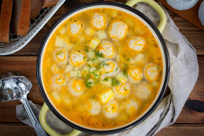Zupa klopsikowa z ziemniakami i koperkiem: łatwy przepis na pyszną zupę