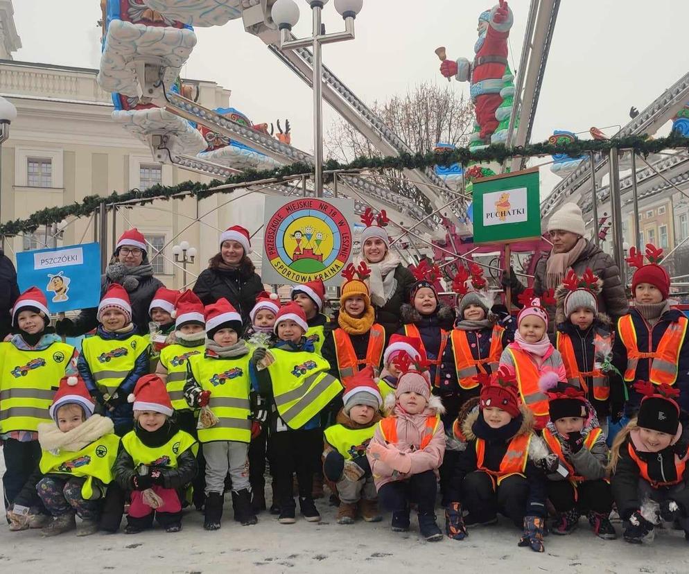 Dzieci z Miejskiego Przedszkola nr 18 rozdawały świąteczne upominki mieszkańcom Leszna
