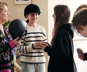 Barwy szczęścia odc. 3195. Józefina Rawiczowa (Elżbieta Jarosik), Emilka (Jessica Frankiewicz), Emil (Artem Malaszczuk), koleżanki Gośka (Natalia Skrzypek), Iga (Laura Zawadka)