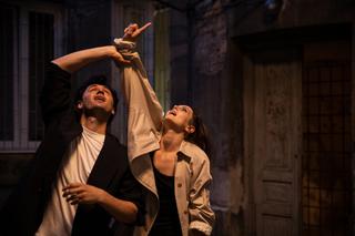 Motyw odc. 4. Anna Czarna (Agata Turkot), Maks (Bartosz Kotschedoff) w 1989 roku