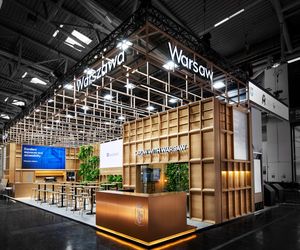 Życie w Architekturze 2025. Stoisko wystawiennicze miasta Warszawa na targach Expo Real 2024. Wiktor Bociek i Daniel Konarski