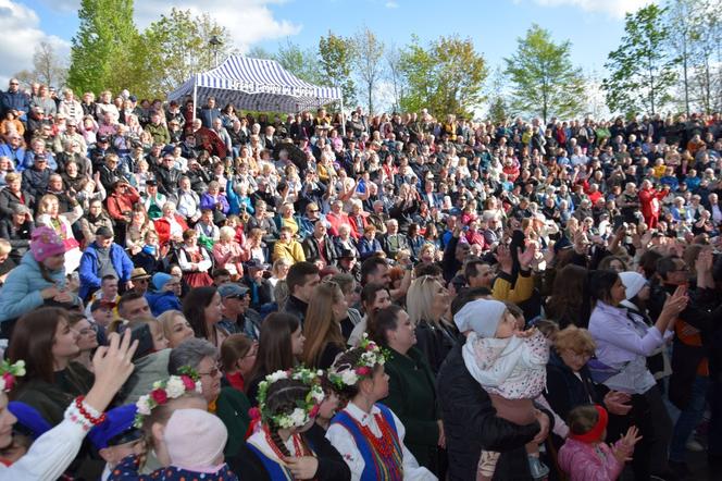 Takie tłumy na MAJÓWCE w Gminie Mirzec! Zabawa na całego i zespół BACIARY