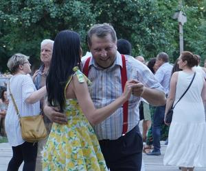 Sielanka na parkiecie w Muzeum Wsi Lubelskiej pod gołym niebem! Za nami kolejna potańcówka w rytmie miejskiego folkloru z Warszawy i Lwowa