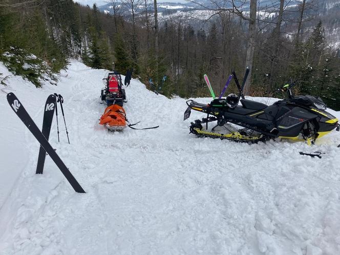 Dramatyczny wypadek narciarza skiturowego w Beskidach. Mężczyzna z dużą prędkością uderzył w wystający pień drzewa [ZDJĘCIA]