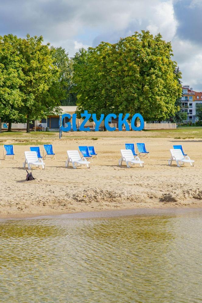 Darmowe leżaki i hamaki na plaży miejskiej w Giżycku. Zobacz zdjęcia