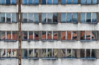 Kiedyś przyjeżdżali tu znani ludzie z całej Polski. Dziś, ogromny hotel z PRL-u stoi opuszczony w Wałbrzychu 