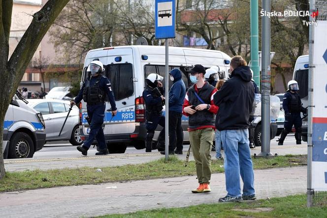 Zadyma pod stadionem GKS-u Tychy. Kibice odpalili race, zareagowała policja. Doszło do przepychanek [ZDJĘCIA, WIDEO]
