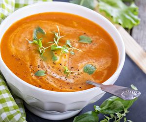 Zupa pomidorowa z mleczkiem kokosowym: pomidorówka z orientalnym akcentem [WIDEO]