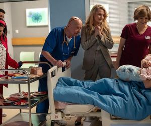 Na dobre i na złe odc. 958. Blanka (Pola Gonciarz), Nina (Michalina Grot), Krzysztof Radwan (Mateusz Damięcki), Agata (Emilia Komarnicka), Halinka (Joanna Jarmołowicz), Stefan Tretter (Piotr Garlicki),Lucyna (Anna Samusionek), 