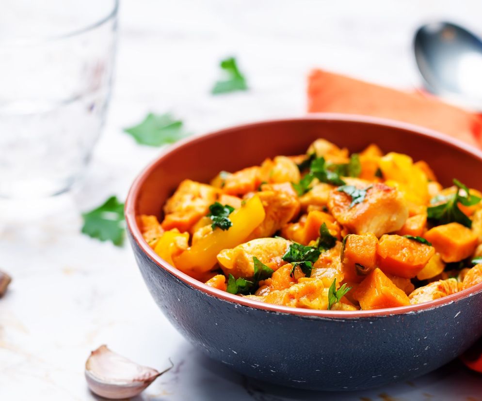 Słoneczny kurczak duszony z batatami, paparyką i kukurydzą