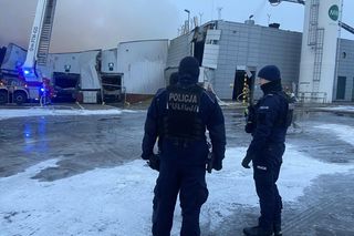 Strażacy wciąż dogaszają halę w Bydgoszczy. Przed nimi jeszcze wiele godzin pracy