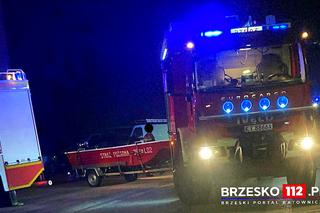 Powiat brzeski. Nocna akcja ratownicza strażaków nad rzeką Uszwicą