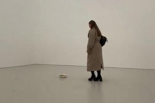 Rzuciła czapkę na podłogę w Muzeum Sztuki Nowoczesnej. Zwiedzający myśleli, że to dzieło sztuki