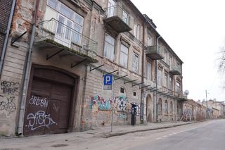 Na chodnik sypie się gruz. „Ruiny budynków wyglądają jakby właśnie w Lublinie skończyły się działania wojenne”. Co na to ratusz?