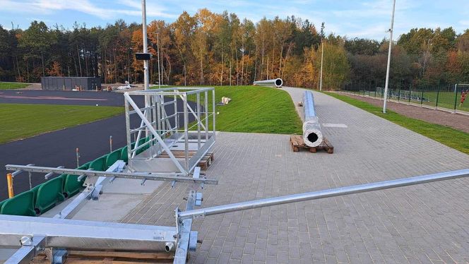 Remont starachowickiego stadionu trwa. Na plac budowy dotarły słupy oświetleniowe