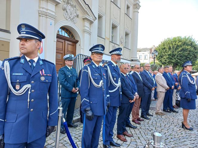 Policjanci świętowali na Rynku w Lesznie. Był uroczysty apel i piknik