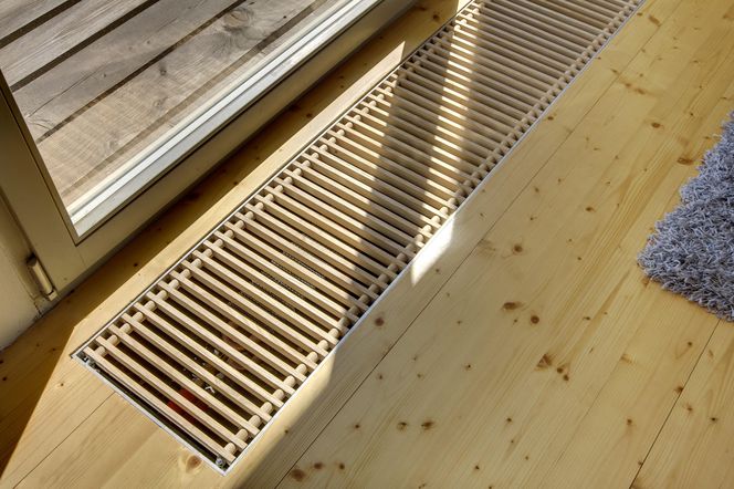 Grzejniki kanałowe - idealne rozwiązanie do jasnych przestronnych wnętrz z dużymi przeszkleniami