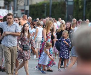 Potańcówki przed Teatrem Śląskim w Katowicach. Roztańczony Wyspiański porwał tłumy