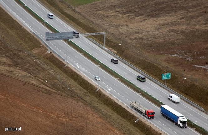Wielki transport z cudzoziemcami przekroczył granicę. Pojechali w kierunku Litwy [ZDJĘCIA]