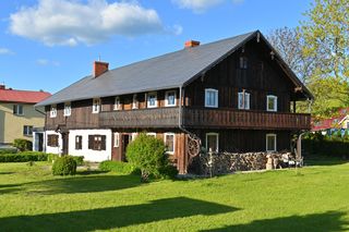 Domy tyrolskie w Polsce. Architektura odrobinę nam obca. Ale jest. W Mysłakowicach