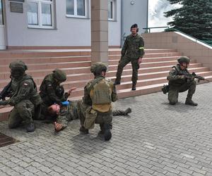 Efektowne ćwiczenia WOT w Czernikowie pod Toruniem. Scenariusz zakładał atak przeciwnika na szkołę z kilkudziesięcioma uczniami